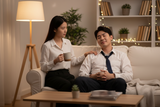 Cách quan tâm người yêu khi đi làm mệt để ghi điểm tinh tế, không gây áp lực